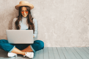 mulher usando o notebook