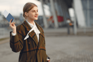 passageira-com-passaporte-na-mao