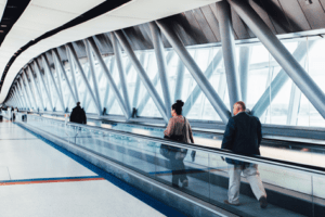 pessoas no aeroporto