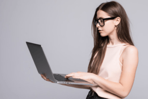 capa-mulher-usando-o-notebook-ok