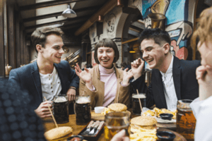 capa-pessoas-no-restaruante