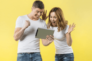 casal-feliz-ganhando-premio