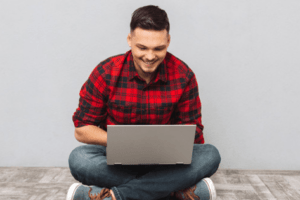 homem-olhando-o-notebook