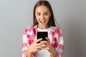 mulher-feliz-segurando-o-celular