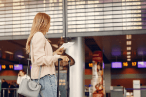 mulher-parada-no-aeroporto
