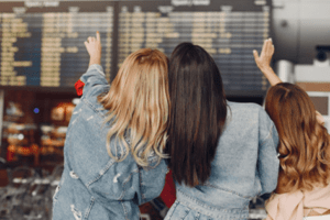 mulheres no aeroporto