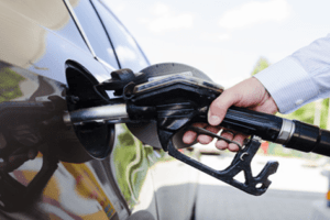 pessoa abastecendo o carro