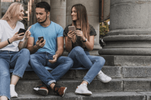 viajantes olhando o celular