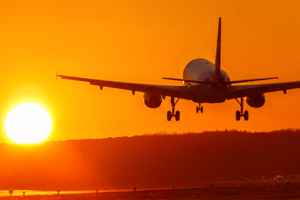 Avião decolando sob sol