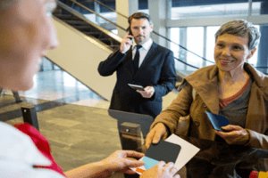 mulher entregando cartao de embarque