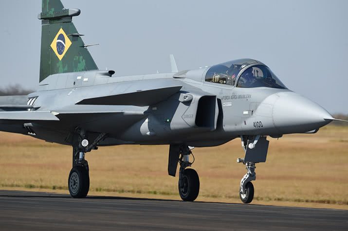 Novo caça Gripen da Força Aérea Brasileira voa pela primeira vez no Brasil veja fotos e vídeo