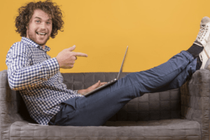 homem apontando para o notebook