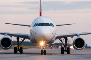 Avião na pista luz acesa
