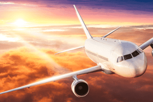 Avião veloz céu colorido