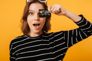 mulher feliz com cartao