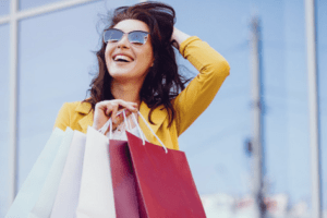mulher segurando sacolas de compras