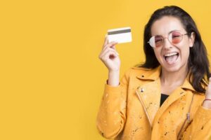 mulher feliz com cartao