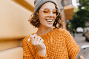 menina vendo celular