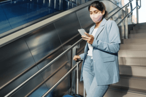 viajante com máscara