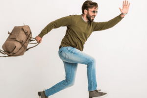 viajante feliz apressado