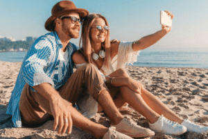 viajante feliz praia