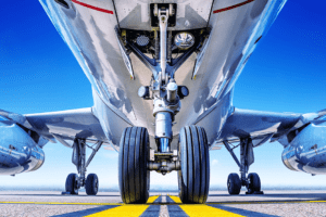 Avião parado na pista