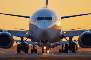 Aviões na pista aguardando