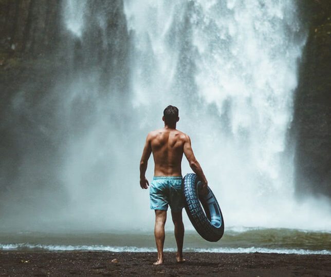 Pessoa na cachoeira