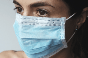 Mulher usando máscara