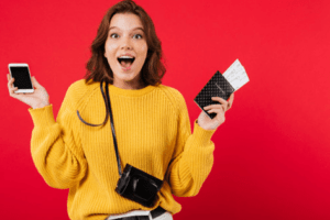 viajante feliz com passaporte