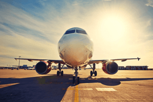 Avião na pista sol de fundo