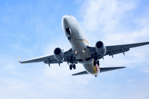 aviao voando no ceu azul