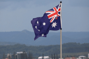 A Austrália se destacou como uma das nações com um dos mais eficientes combates contra a COVID-19. Muitos especialistas elogiaram a maneira como o lockdown foi conduzido no país. O que levou a Austrália a reduzir drasticamente os casos de COVID-19? Em março de 2020, a Austrália fechou as suas fronteiras com todos os países exceto cidadãos, residentes e atletas. Indivíduos nessas condições devem passar duas semanas isoladas em um estabelecimento designado pelo governo. Em 2021, foi divulgado que o país não iria reabrir as fronteiras mais cedo. O governo australiano ainda foi firme em orientar os cidadãos australianos a se preparem para a pandemia de COVID-19. 