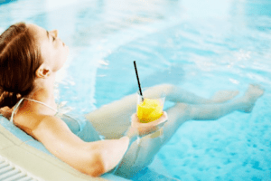 viajante na piscina