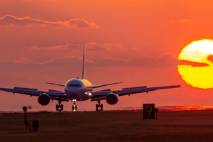 Avião ao pôr do sol