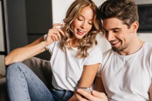 pessoas felizes no celular