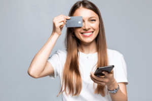 pessoa feliz com cartao