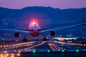 Avião decolando de madrugada