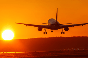 Avião decolando e o sol brilhando