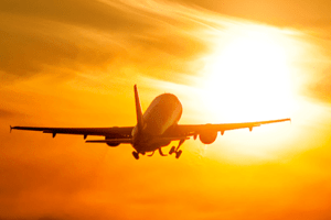 Céu amarelo avião decolando