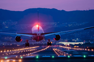 Avião decolando de madrugada