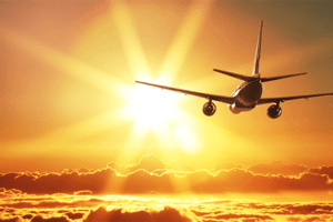 Avião voando alto Sol