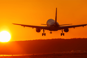 Sol se pondo e avião decolando
