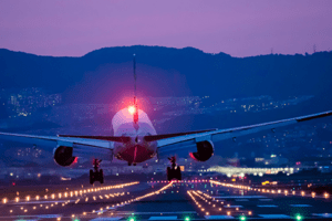 Avião decolando à noite