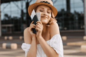 viajante feliz com passagens