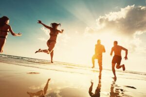 Viajantes felizes na praia