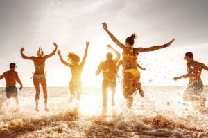 Pessoas entrando no mar