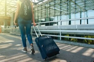 Viajante levando mala