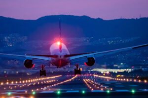 Avião subindo a noite