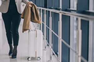 passageira com bagagem